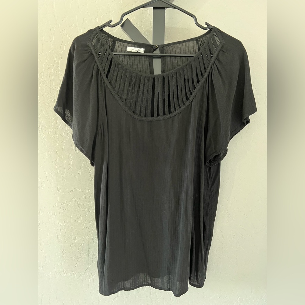 Black shirt sleeve shirt